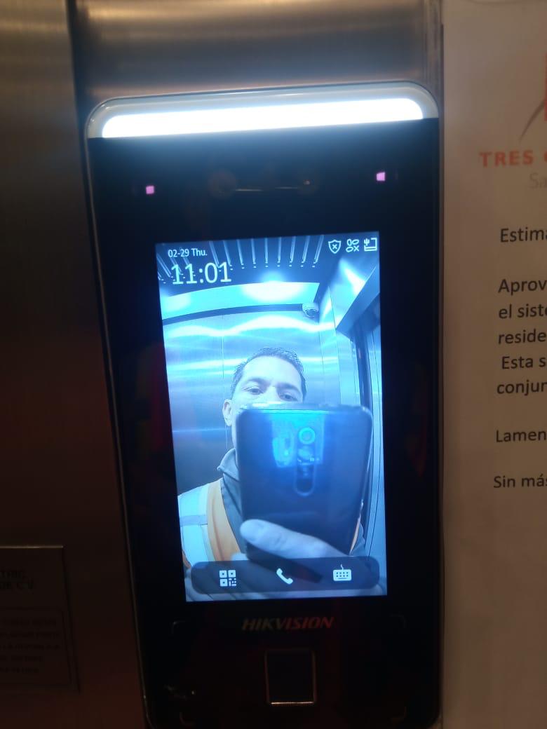 Terminal de reconocimiento facial y control de acceso instalada por ITAVANZADAS