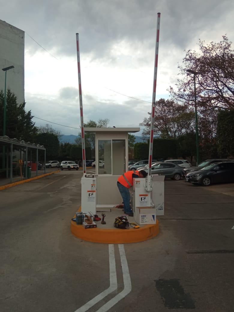 Instalación real de barreras para control de acceso vehicular realizada por ITAVANZADAS