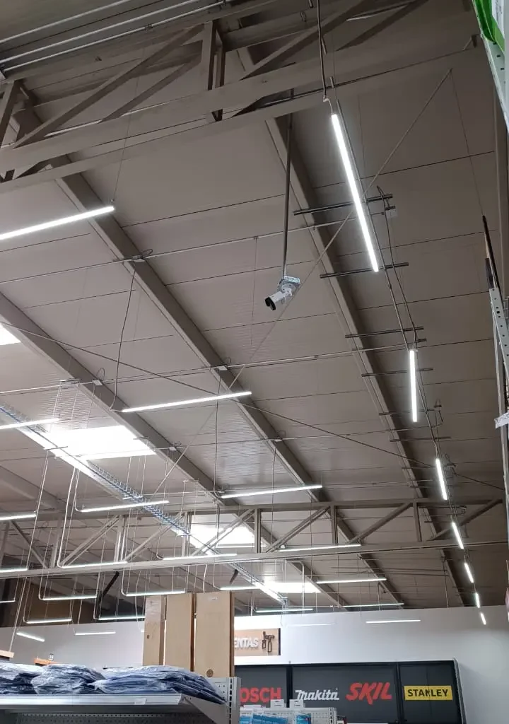 Cámara de videovigilancia instalada en el interior de una tienda con techo de gran altura