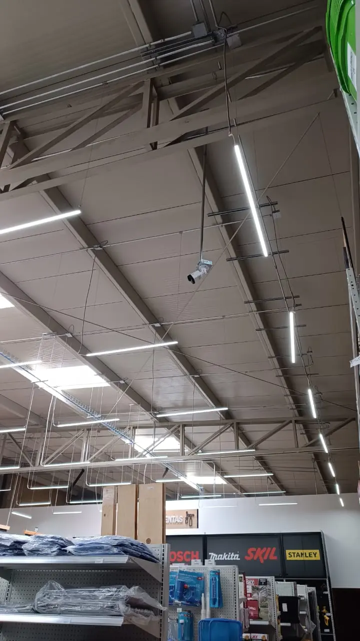 Cámara de videovigilancia instalada en el interior de una tienda con techo de gran altura