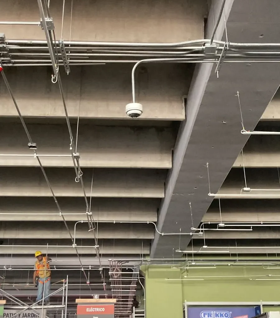 Cámara domo de videovigilancia interior conectada mediante canalización metálica