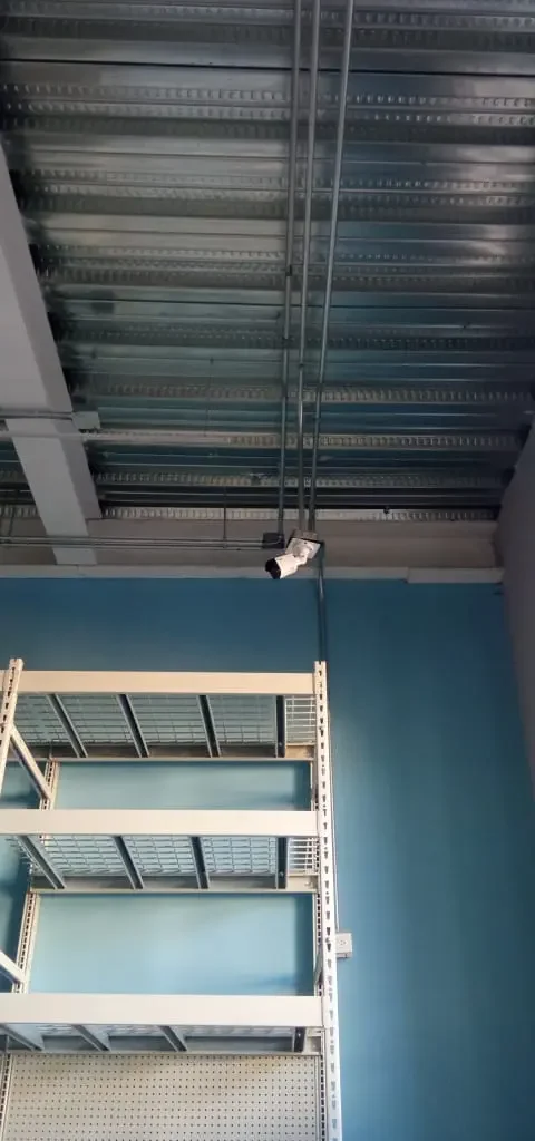 Cámara de seguridad instalada en área interior de almacenamiento