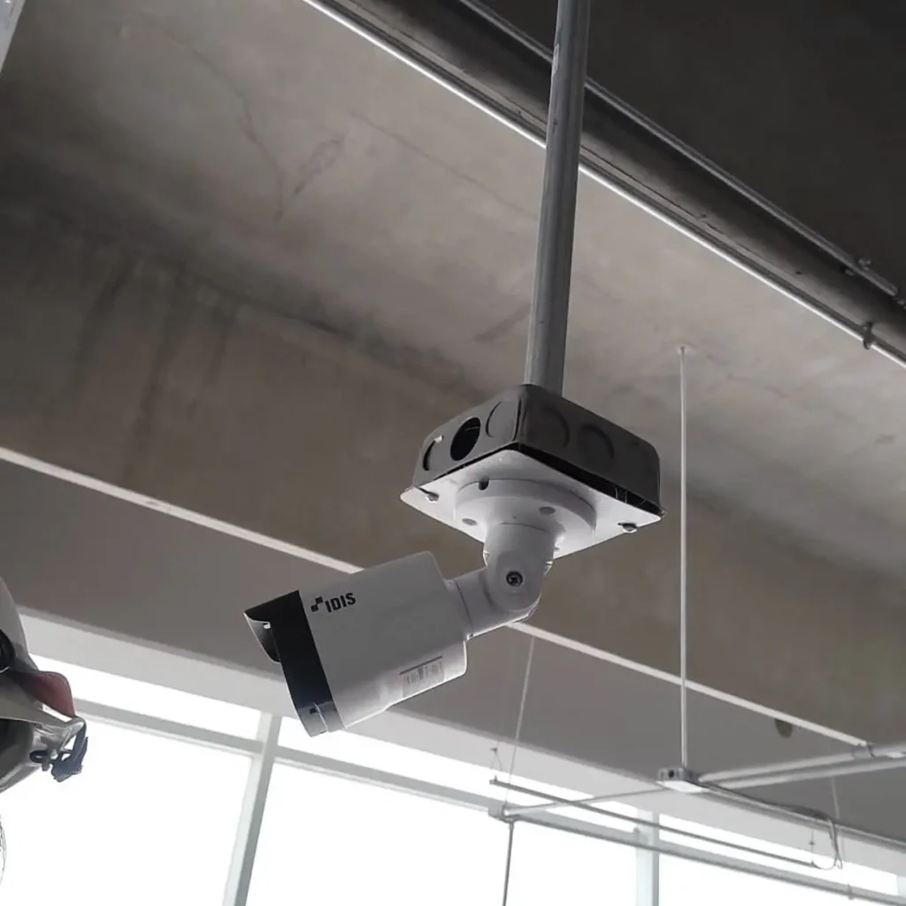 Detalle de cámara tipo bala instalada en espacio interior comercial