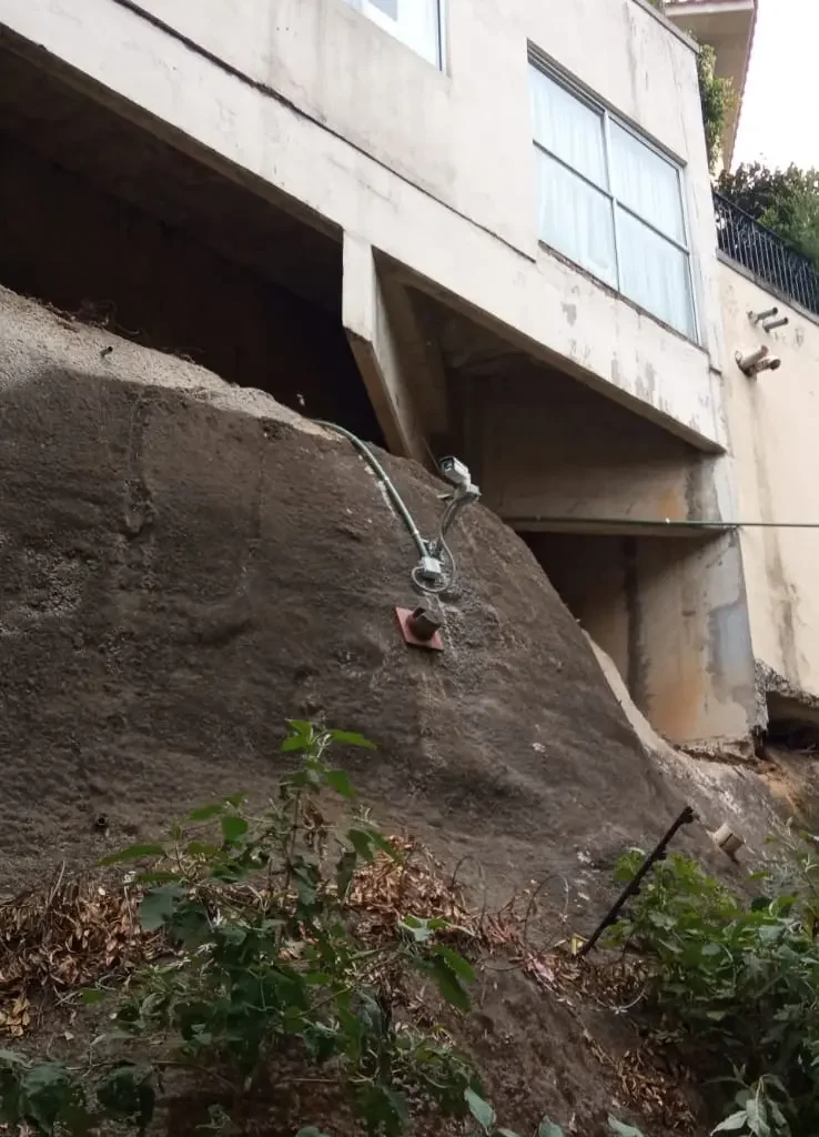 Videovigilancia perimetral instalada para cubrir terreno con desnivel