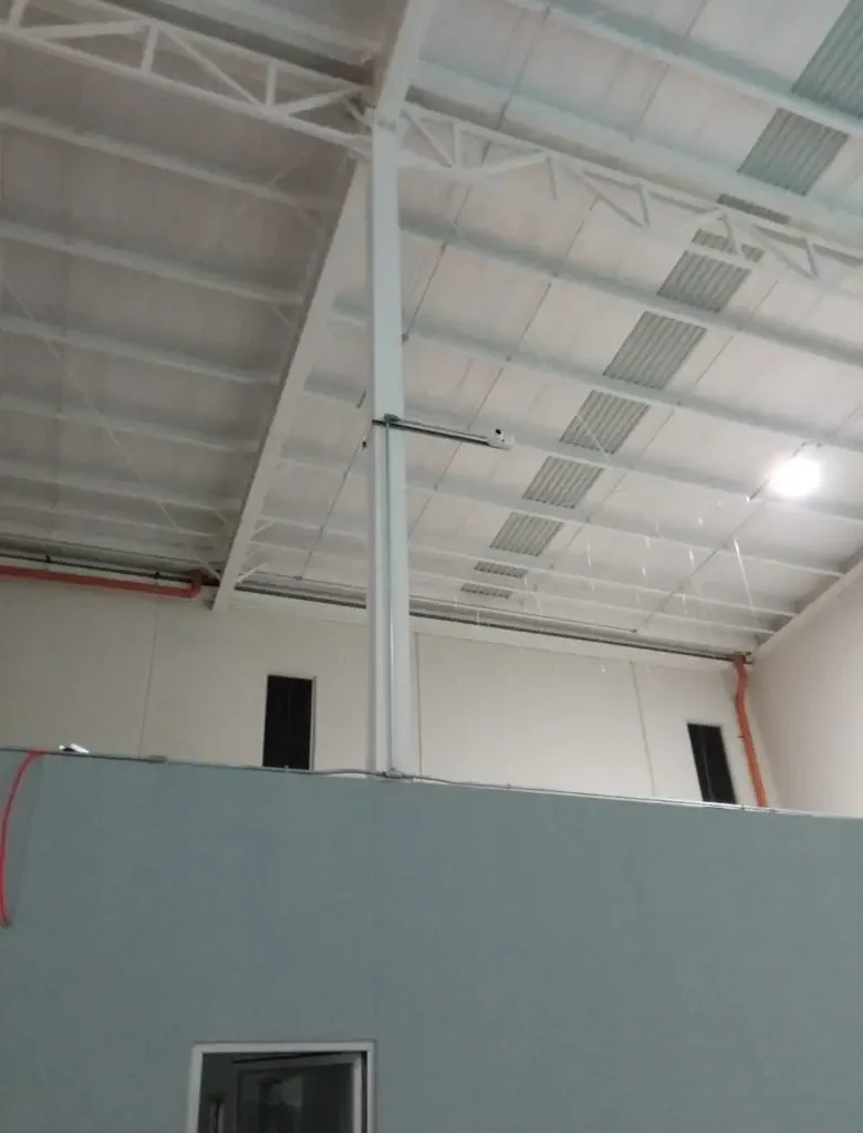 Sistema de detección de incendio instalado en nave industrial de gran altura