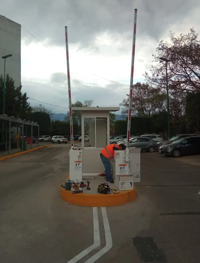 Barreras vehiculares instaladas para controlar entradas y salidas