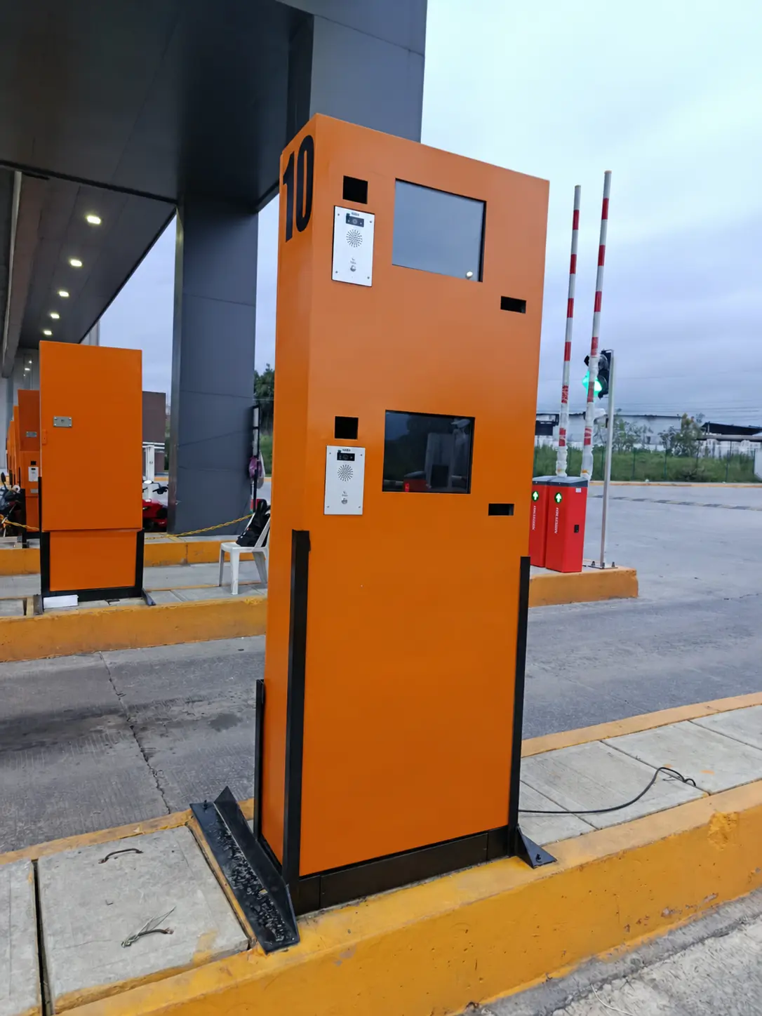 Kiosco de control de acceso vehicular para automóviles y transporte pesado
