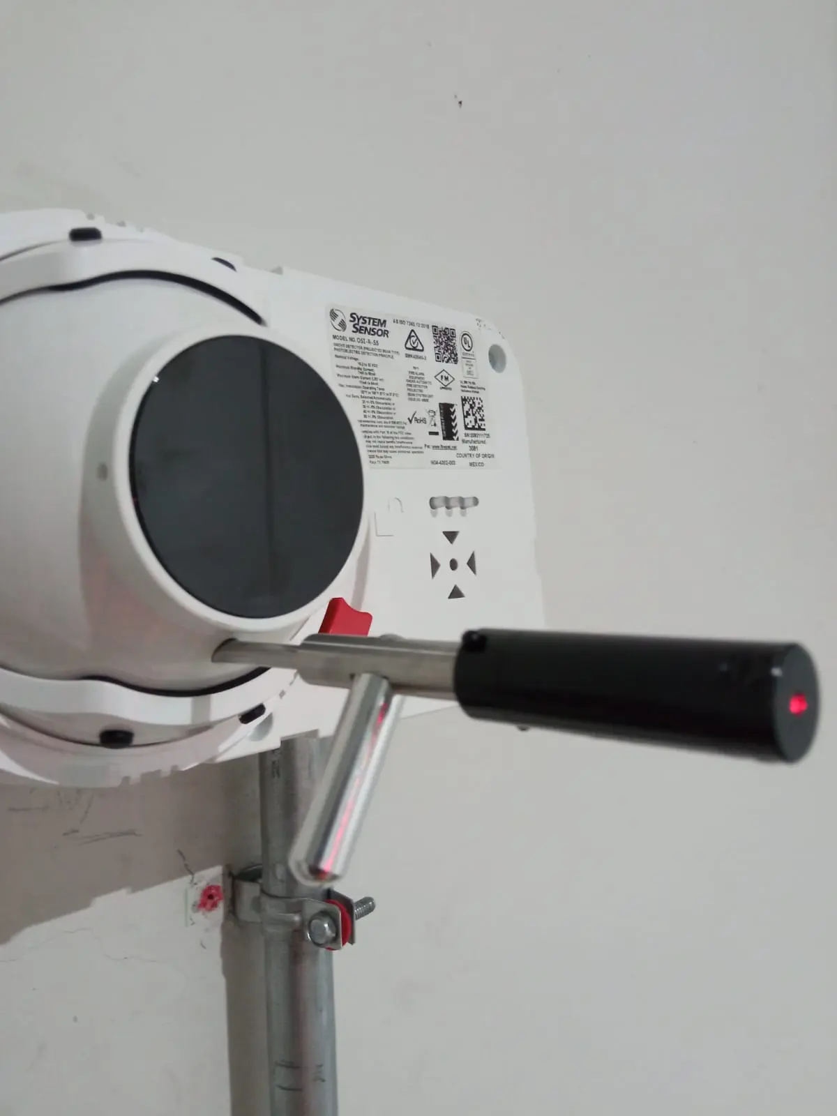 Prueba técnica de detector óptico lineal de humo por haz reflejado