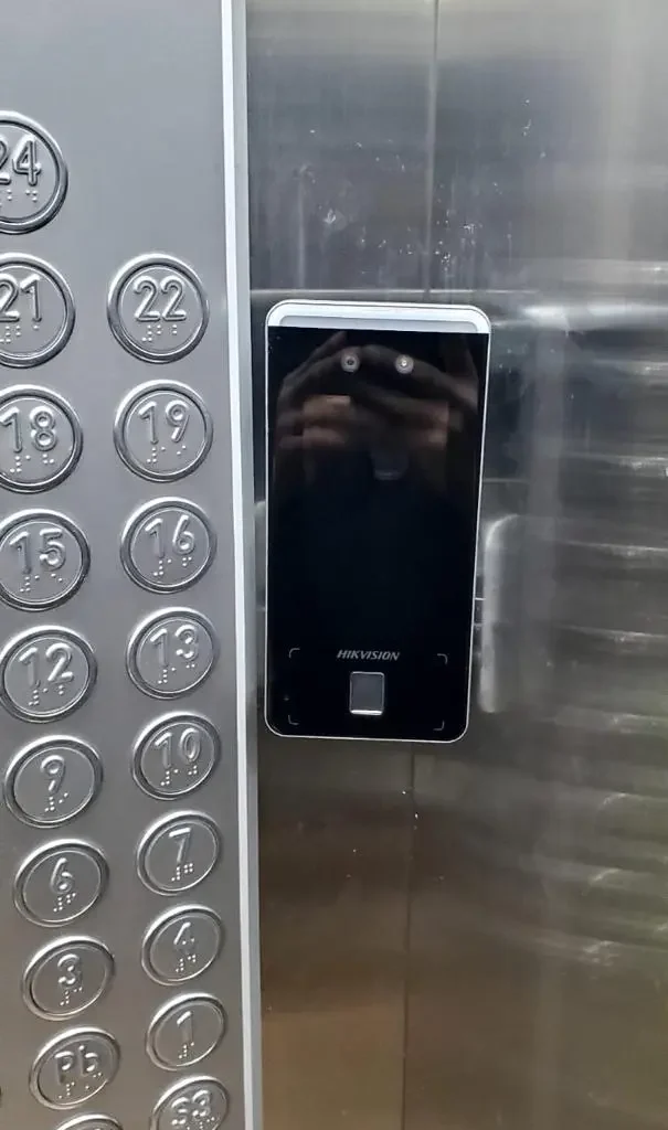 Terminal biométrica instalada dentro de elevador para control de acceso