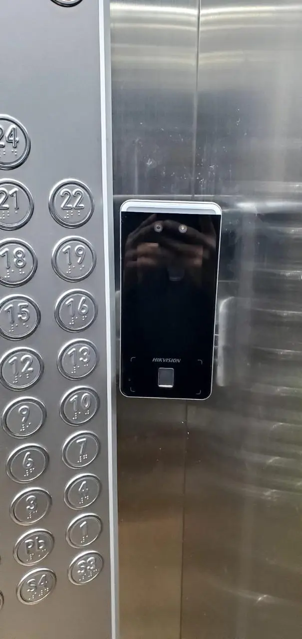 Terminal biométrica instalada dentro de elevador para control de acceso
