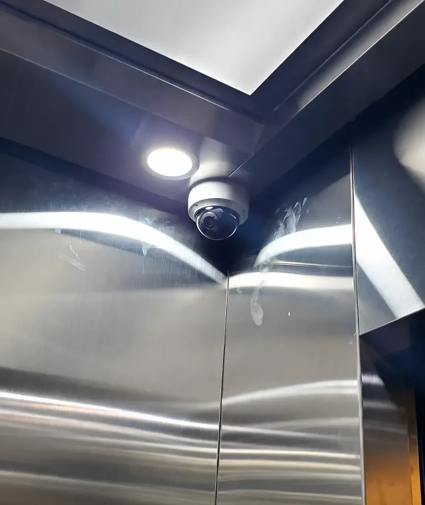 Cámara domo instalada dentro de cabina de elevador